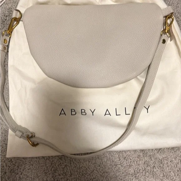 Abby Alley Midi Sling Bag in Gardenia - Picture 2 of 7